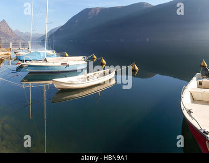 Lugano Gandria, Schweiz: Kleine Boote vertäut am Ufer des kleinen Dorfes am Lago di Lugano Stockfoto