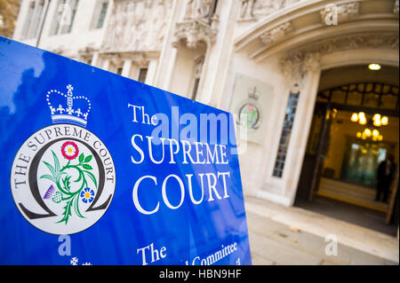 Eingang, der oberste Gerichtshof des Vereinigten Königreichs in den öffentlichen Middlesex Guildhall Gebäude in Parliament Square, London Stockfoto