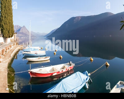 Lugano Gandria, Schweiz: Kleine Boote vertäut am Ufer des kleinen Dorfes am Lago di Lugano Stockfoto