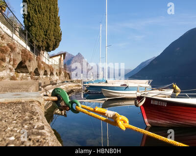 Lugano Gandria, Schweiz: Kleine Boote vertäut am Ufer des kleinen Dorfes am Lago di Lugano Stockfoto