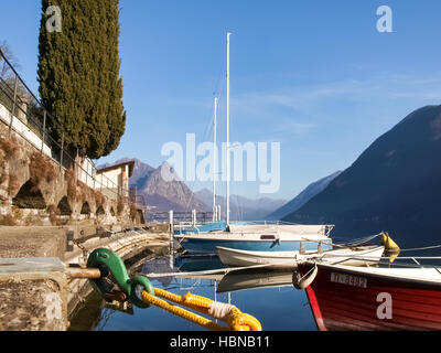 Lugano Gandria, Schweiz: Kleine Boote vertäut am Ufer des kleinen Dorfes am Lago di Lugano Stockfoto