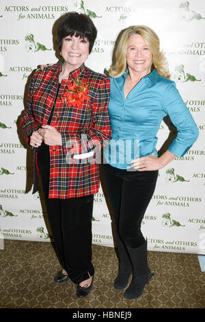 JoAnne Worley und Karen Halligan kommt bei der Akteure und andere für Tiere Freude, die Tiere Mittagessen in Universal City-Hilton und Türme im 4. Dezember 2016 in Universal City, Kalifornien. Stockfoto