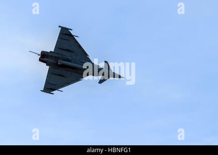 Eurofighter Typhoon Multirole Kämpfer extreme Manöver bei Southport Airshow durchführen Stockfoto