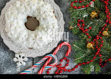 Süßigkeiten, Kuchen, Schneeflocken und Weihnachtsbaum. Stockfoto