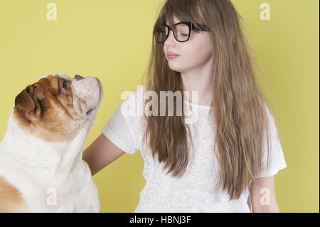 Das Mädchen und eine englische Bulldogge. Stockfoto