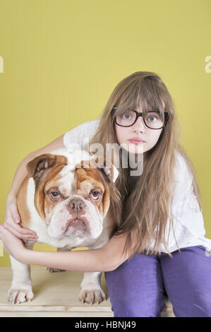 Das Mädchen und eine englische Bulldogge. Stockfoto