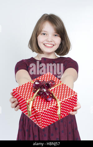 Das Mädchen hält ein Geschenk. Stockfoto