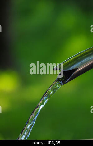 Nahaufnahme von fließendem Wasser aus einem Metall Hahn Stockfoto