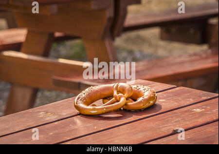 Deutsche Brezel auf Holztisch Stockfoto