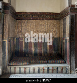 Integrierte arabische Bank (Couch) an El Sehemy Haus, eine alte osmanische Ära in Kairo, Ägypten, ursprünglich erbaut im Jahre 1648 Stockfoto