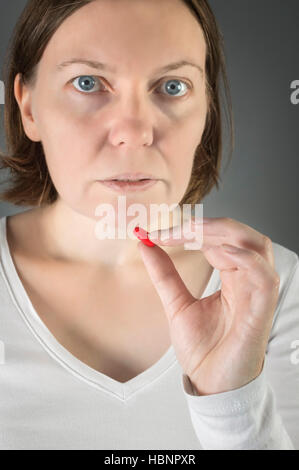 Nahaufnahme von Frau, die in der Pille. Medizin, Gesundheitswesen Konzept Stockfoto