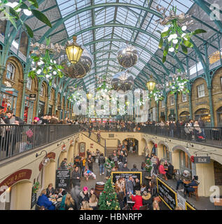 Weihnachtsschmuck, Covent Garden in London Stockfoto