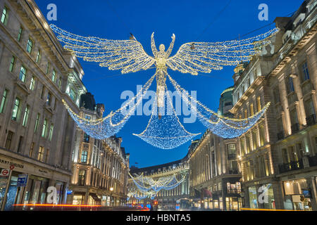 Weihnachtsschmuck Regent Street, 2016.  Weihnachten in London.  Saisonale Illuminationen. Stockfoto