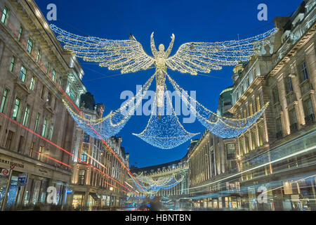 Weihnachtsschmuck Regent Street, 2016.  Weihnachten in London.  Saisonale Illuminationen. Stockfoto