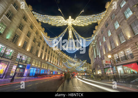 Weihnachtsschmuck Regent Street, 2016.  Weihnachten in London.  Saisonale Illuminationen. Stockfoto