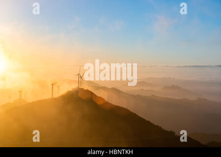 im Landesinneren Windpark Stockfoto