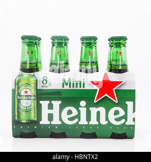 Italien, Friaul-Julisch-Venetien, Triest 22 4. Dezember 2016 /Bottles von Heineken Lagerbier auf isolierte weiß. Stockfoto