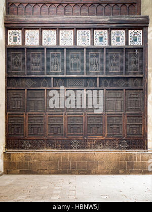 Mashrabiya Fassade im El Sehemy House, einem alten osmanischen Ära Haus in mittelalterlichen Kairo, Ägypten, ursprünglich erbaut im Jahre 1648 Stockfoto