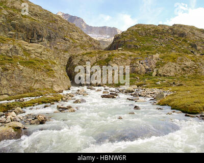 Alpine Mountain Wasserstrom in der Schweiz Stockfoto