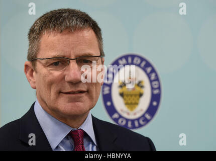 Marcus Beale, stellvertretender Chief Constable von der West Midlands Police, spricht mit den Medien über den Zakaria-Bourassil-Prozess im Lloyd House in Birmingham. Zakaria Boufassil wurde vor dem Kingston Crown Court für schuldig befunden, nachdem er dem Bombenverdächtigen Mohamed Abrini, der den Mann im Hut nannte, Geld zur Verfügung gestellt hatte Stockfoto