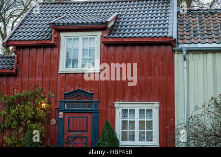 Welt berühmten historischen hölzernen Lagerhallen gebaut von der Seite des Flusses Nidelva, Trondheim. Stockfoto