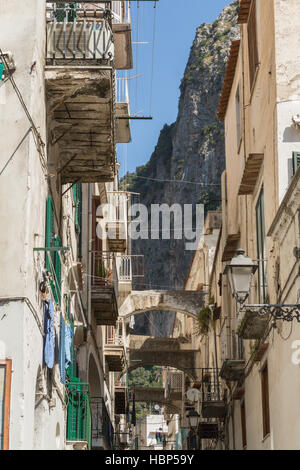 Eine typische italienische Gasse oder Seitenstraße.  Dieser ist in Positano an der Amalfiküste. Stockfoto