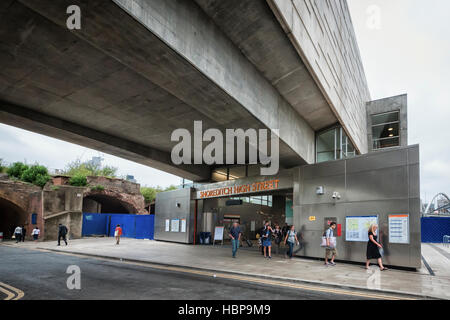 Shoreditch High Street London Overground Station Eingang dienen Hoxton, Spitalfields und Whitechapel im East End von London. Stockfoto