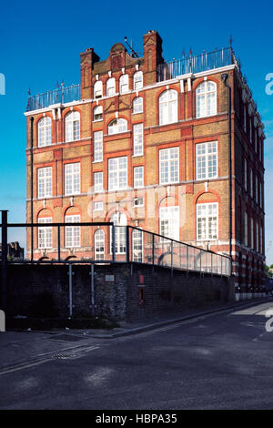 Trinity Hall, ehemals die Bucks Zeile Board School, nah an dem Aufstellungsort des ersten Whitechapel Morde in 1888 Stockfoto