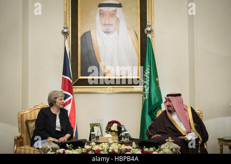Premierminister Theresa May trifft König Salman bin Abdulaziz al Saud von Saudi-Arabien in Manama, Bahrain, wo sie bei einem dreitägigen Besuch in der Golf-Kooperationsrat-Gipfel teilnehmen wird. Stockfoto