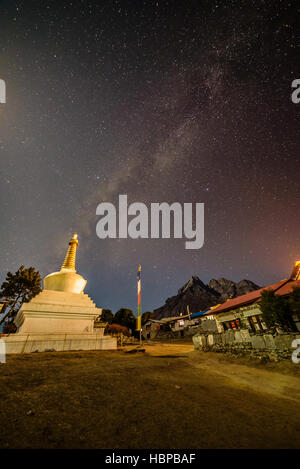 Milchstraße über eine buddhistische Stupa in tengboche, auf dem Everest route Stockfoto