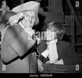 Peter Vaughan (l), der Long John Silver spielt, und 16-j hrige Michael Newport, als Jim Hawkins, im BBC Television Centre in London. Stockfoto