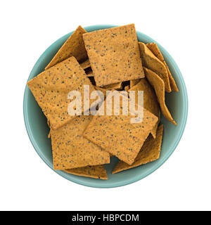 Draufsicht auf einen Teil des Gourmet-Teff Vollkorn Snack-Cracker in einer grünen Schale isoliert auf einem weißen Hintergrund. Stockfoto