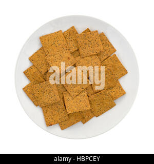 Draufsicht auf einen Teil des Gourmet-Teff Vollkorn Snack-Cracker auf einem Teller isoliert auf einem weißen Hintergrund. Stockfoto