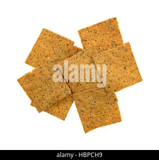 Draufsicht auf einen Teil des Gourmet-Teff Vollkorn Snack Cracker isoliert auf einem weißen Hintergrund. Stockfoto