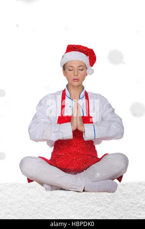 Koch in Hut von Santa Yoga mit Schnee zu tun Stockfoto