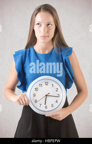 Frau mit Uhr Stockfoto