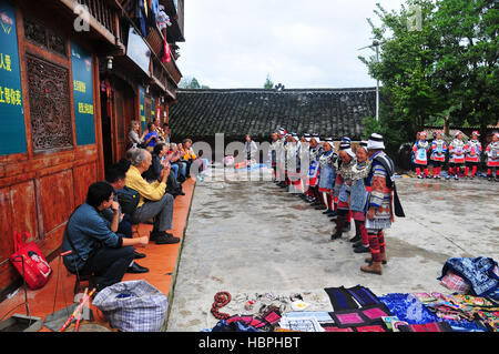 Die Matang Gejia Dong Dorf und seine Menschen in der chinesischen Provinz Guizhou sind ein interessantes kulturelles Reiseziel für Touristen. Stockfoto