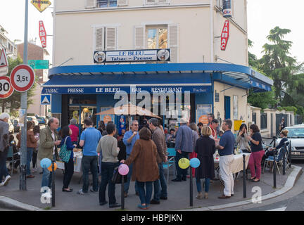 Volkspartei vor dem Le Bleu Restaurant in Paris, Frankreich Stockfoto