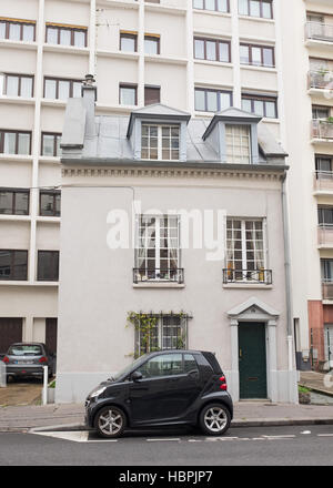 Kleiner Parkplatz vor einem sehr kleinen Haus in Paris, Frankreich Stockfoto