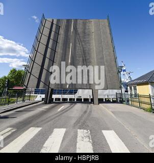 Öffnen der Zugbrücke über den Goeta Kanal Stockfoto