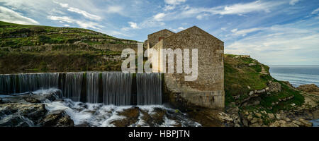 Alte Mühle in den Ruinen von El Bolao und Wasserfall der Stream von La Presa, Cóbreces, Kantabrien, Spanien, Europa Stockfoto