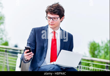 dynamische junge Führungskraft arbeiten im freien Stockfoto