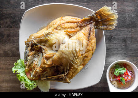 tief gebratener Wolfsbarsch Fisch Stockfoto