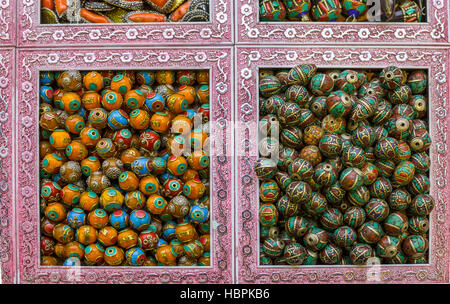 Vielzahl von Perlen für handgefertigten Schmuck auf dem Marktstand in Istanbul, Türkei, Grand Bazaar Stockfoto