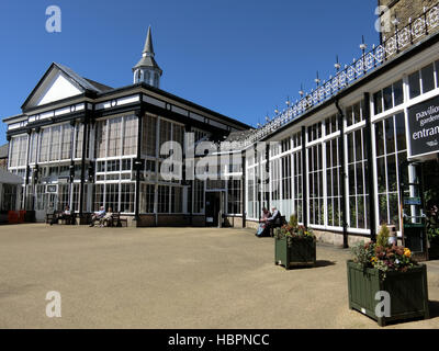 Pavillon-Cafe (links) & Konservatorium (rechts), The Pavilion Gardens, Buxton, Derbyshire, England, UK Stockfoto