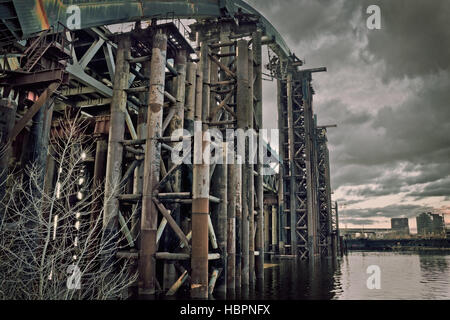 verlassene Brücke über den Dnepr in Kiew Stockfoto