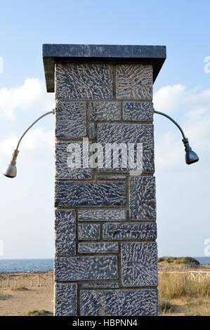 Ein Stein Dusche am Strand. Stockfoto