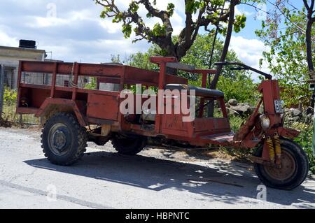 Einen alten Bauernhof-Traktor in der kretischen Kampagne Stockfoto