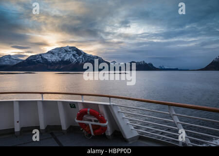 Hurtigruten MS Polarlys Blick vom Heck, wie es durch die Fjorde Nordnorwegens Kreuzfahrten. Stockfoto