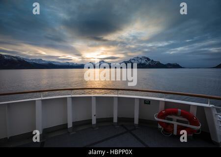 Hurtigruten MS Polarlys Blick vom Heck, wie es durch die Fjorde Nordnorwegens Kreuzfahrten. Stockfoto